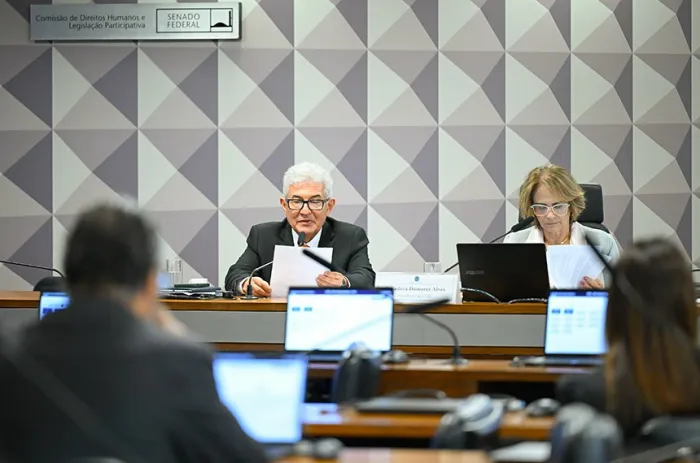 Astronauta Marcos Pontes leu o relatório sobre a proposta, apresentada por Damares Alves - Foto: Andressa Anholete/Agência Senado