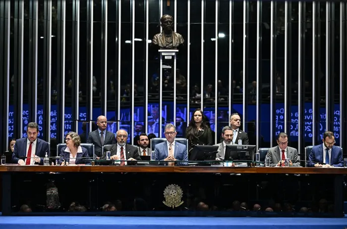 A Mesa do Plenário no início da sessão, conduzida por Laércio Oliveira - Foto: Edilson Rodrigues/Agência Senado