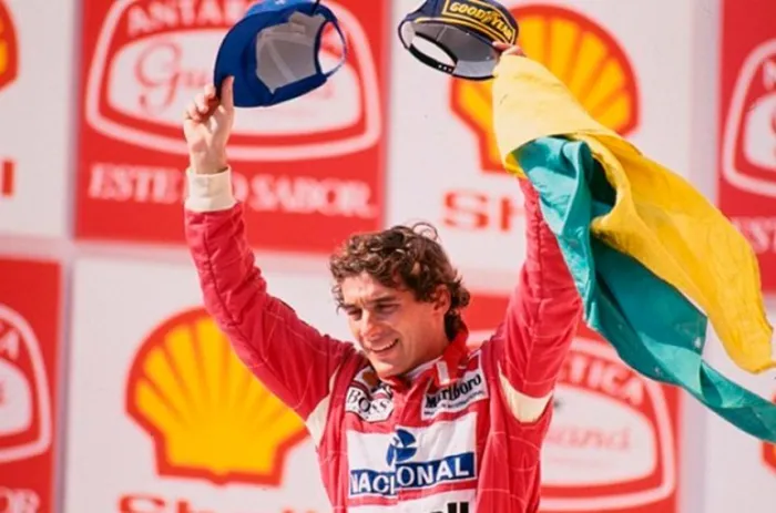 Ayrton Senna comemora uma de suas vitórias com a bandeira do Brasil - Foto: EBC