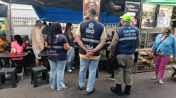Operação em feira no Cachambi coíbe fiação irregular e obstruções de calçadas