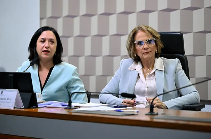 Damares acompanha a apresentação de Aline Zero Soares, do MEC - Foto: Ton Molina/Agência Senado