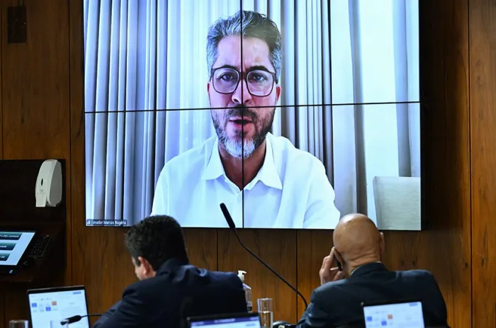 O senador Marcos Rogério (telão) relatou o projeto e pediu o arquivamento - Foto: Geraldo Magela/Agência Senado