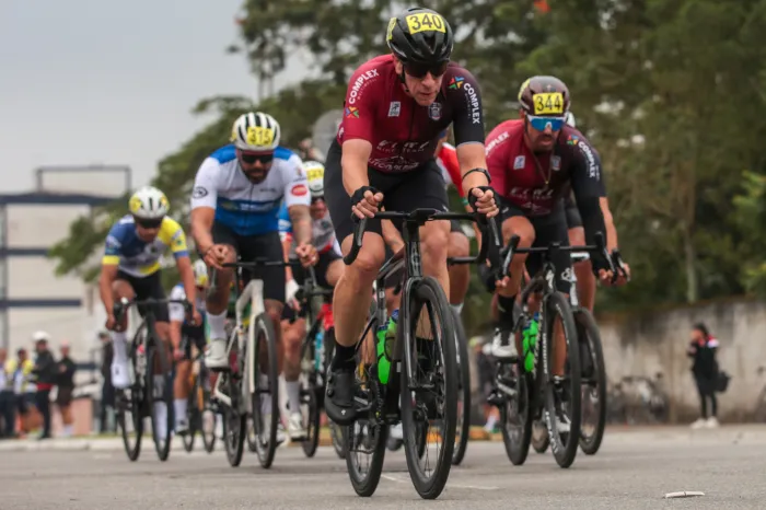 ‘Fórmula 1’ do ciclismo estadual voa pelas ruas de Praia Grande nos Regionais