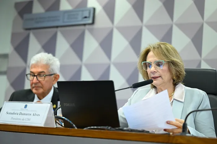 A senadora Damares Alves, presidente da CDH, leu o relatório de Jussara Lima ao projeto - Foto: Andressa Anholete/Agência Senado