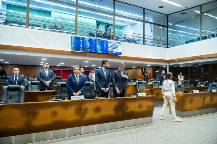 Deputados fazem um minuto de silêncio em memória do ator Feliciano Macedo