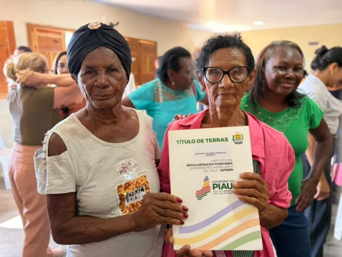 Governo do Estado entrega registro de imóvel à comunidade quilombola Barra das Queimadas em Dom Inocêncio