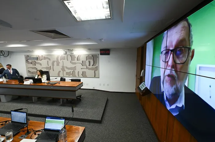 Relator, Flávio Arns (no telão) participou da reunião da CAS de forma remota para defender a aprovação da proposta - Foto: Saulo Cruz/Agência Senado