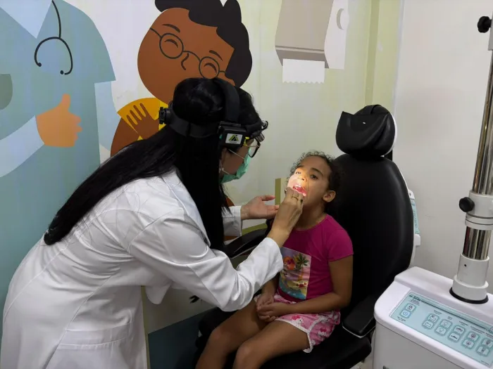 Médica orienta sobre período para levar crianças ao otorrinolaringologista pela primeira vez