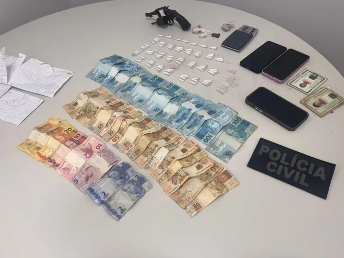 Polícia Civil prende mulher membro de facção por tráfico de drogas, associação criminosa e porte de arma