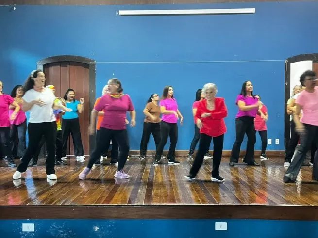 Idosos fazem apresentação de dança para celebrar início das férias de julho nas oficinas culturais