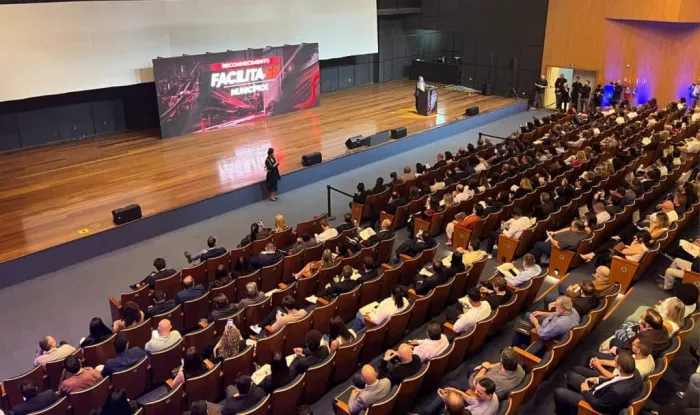 Governo de São Paulo entrega selo a 544 municípios que aderiram a programa Facilita SP