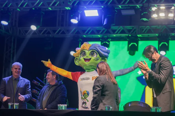 Max, mascote do Jogos Regionais, agita e diverte atletas e torcedores em Praia Grande