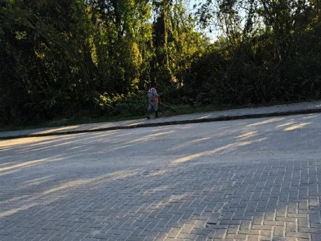 Prefeitura realiza limpeza e desobstrução de córrego em Boraceia para prevenir alagamentos na Costa Sul