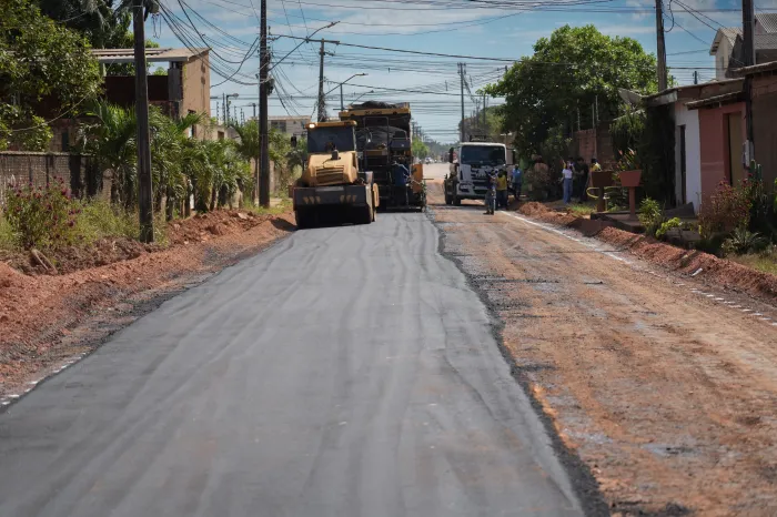 Depois de mais de 20 anos, ruas começam a receber asfalto e moradores comemoram a transformação