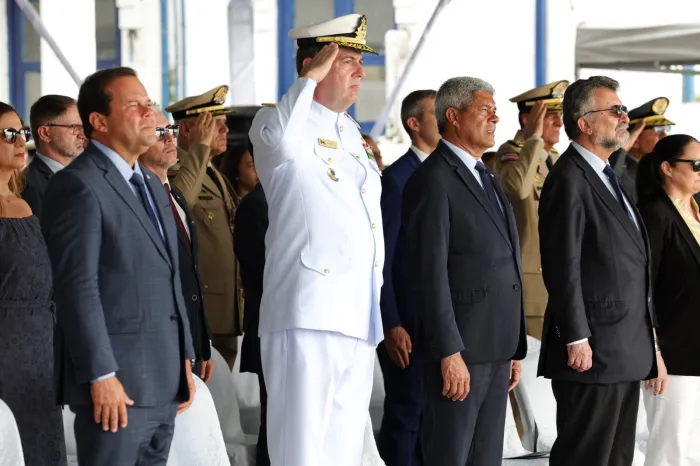 No Distrito Naval, Governo do Estado e Marinha do Brasil celebram o 2 de Julho com o hasteamento da bandeira