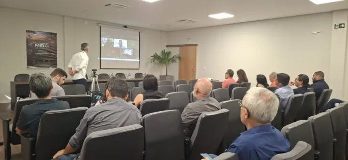 Durante a reunião, foram debatidas ações conjuntas para ampliar a cooperação entre os órgãos públicos e a iniciativa privada, promovendo mais eficiência e segurança nas operações ao longo da hidrovia