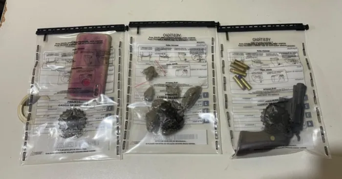Suspeito também foi autuado por posse irregular de arma de fogo - 03/07/2026 - Fonte/Crédito: ASCOM PCBA