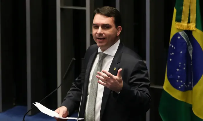 PGR pede que Flávio Bolsonaro seja ouvido por calúnia contra Lula