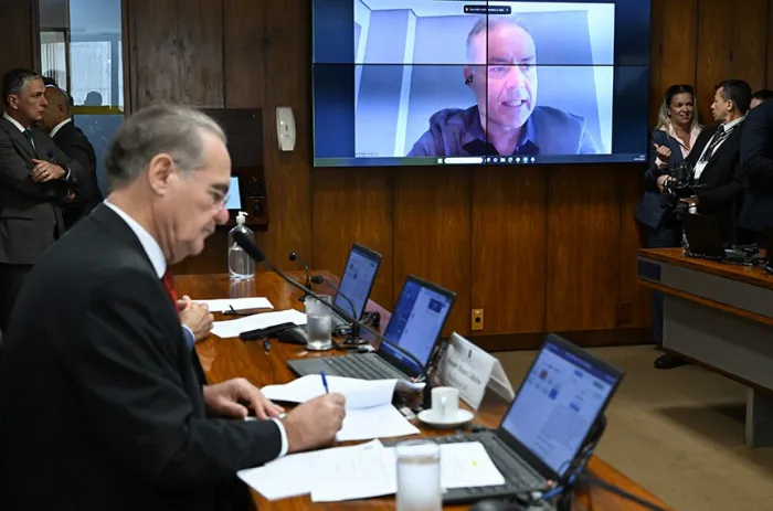 O relator, senador Renan Filho (telão), e o presidente da CAE, senador Renan Calheiros - Foto: Geraldo Magela/Agência Senado