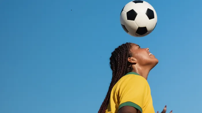 Cabeceios no futebol podem trazer risco de demência