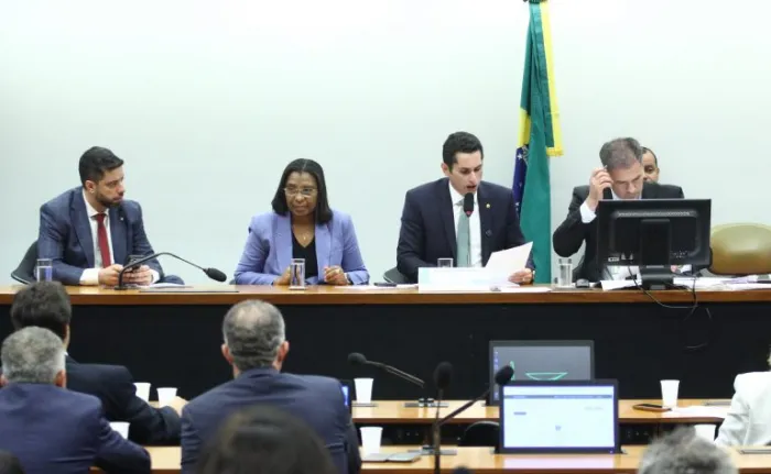 Comissão aprova despesas extras de R$ 12,3 bilhões no Orçamento de 2026