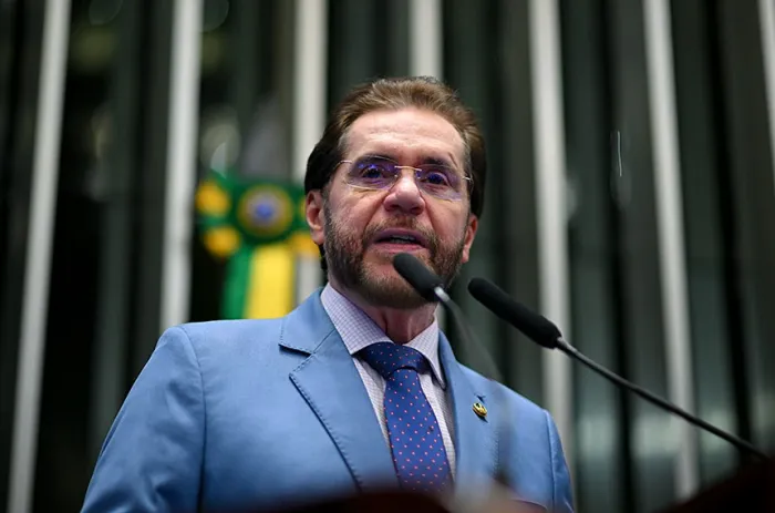 Plínio Valério pede votação da PEC que inclui o Pix na Constituição