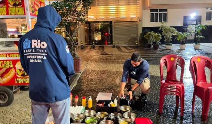 Ação noturna com a participação de diversos órgãos municipais retirou meia tonelada de entulho das calçadas - Jonas Monteiro / Subprefeitura da Zona Sul