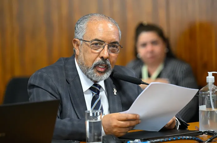 Na reunião da CDH desta quarta, Paulo Paim leu o relatório da proposta, elaborado por Alessandro Oliveira - Foto: Andressa Anholete/Agência Senado