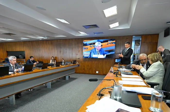 O projeto do senador Alessandro Vieira (MDB-SE) foi relatado pelo senador Flávio Arns - Foto: Andressa Anholete/Agência Senado
