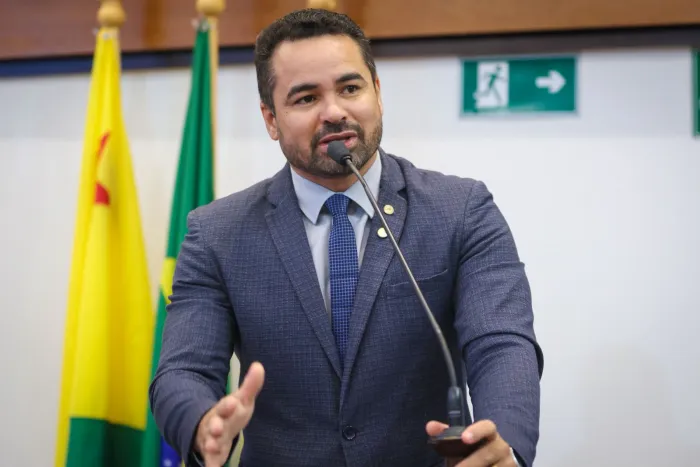 Projeto sobre jornada de trabalho de assistentes sociais e psicólogos é destacado por Arlenilson Cunha