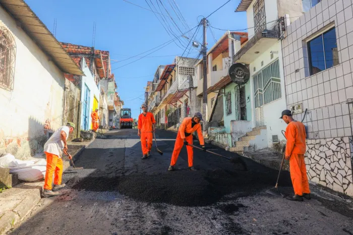 Asfalta Candeias: Prefeitura pavimenta Rua Andaluzia e moradora brinca: “Agora só falta comprar um patins”