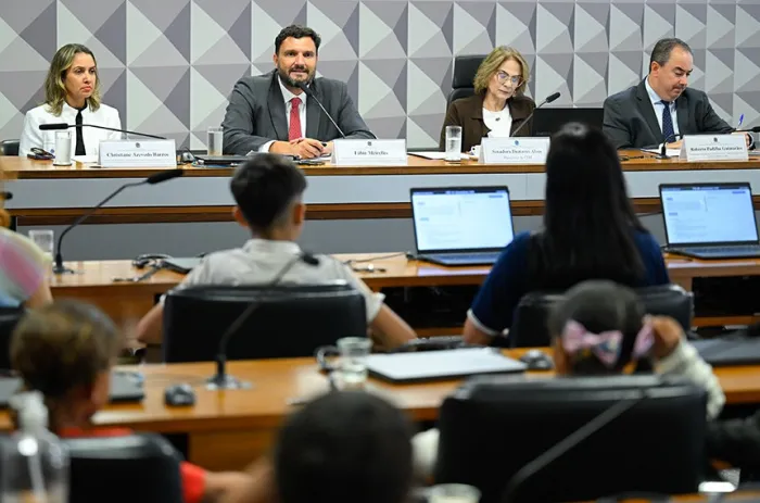Damares Alves (3ª à esq.), que preside a CDH, com a auditora fiscal Christiane Barros, Fábio Meirelles e Roberto Padilha - Foto: Andressa Anholete/Agência Senado