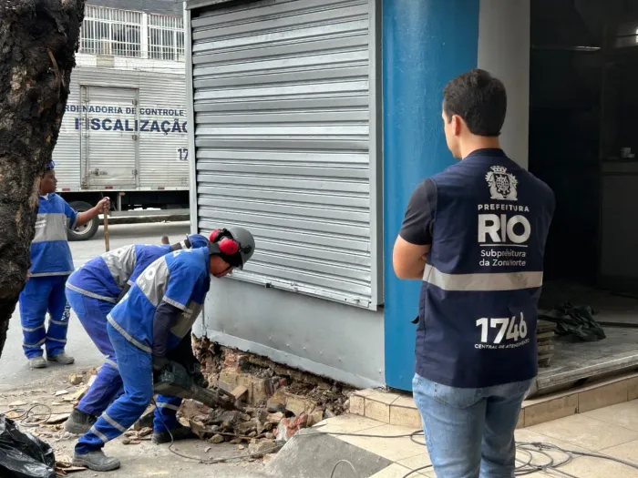 Estrutura sem licença de funcionamento acumulava lixo e comprometia a segurança de moradores e comerciantes - Divulgação