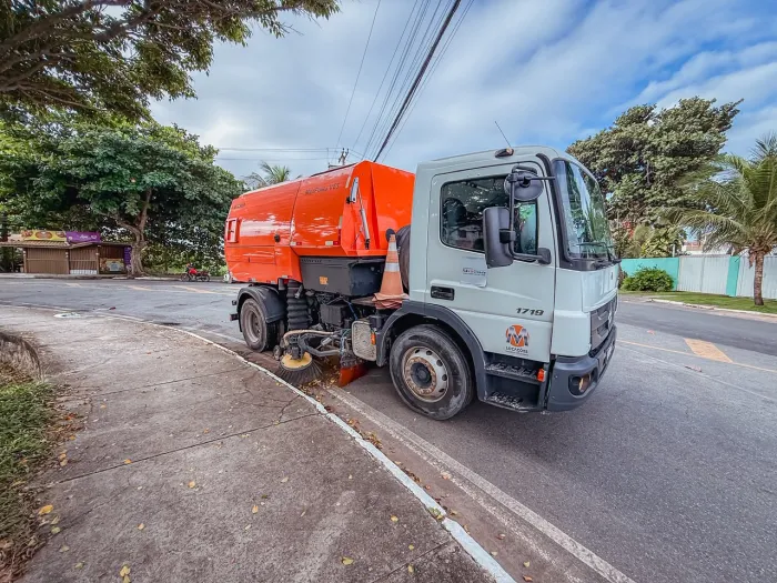 Com reforço de nova varredeira mecânica, prefeitura amplia eficiência da limpeza urbana em Lauro de Freitas