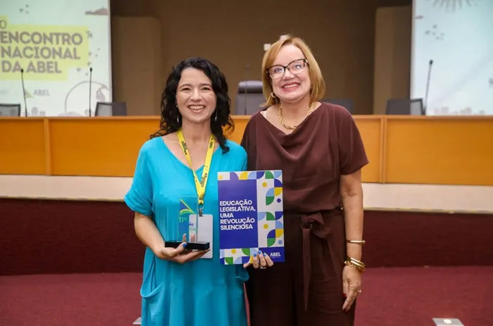 Renina Valejo recebe o prêmio atribuído ao Interlegis - Foto: ABEL