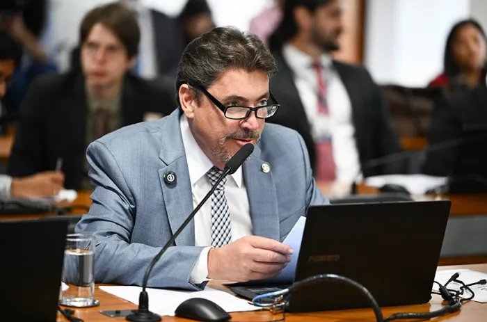 O senador Wilder Morais leu o relatório do senador Flávio Bolsonaro - Foto: Saulo Cruz/Agência Senado
