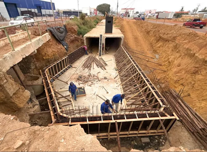 Obra de drenagem da Avenida Brumado avança e nova etapa de concretagem está prevista para sexta-feira, 17