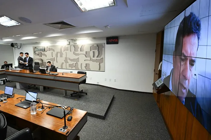 Sergio Moro (no telão) leu relatório de Flávio Bolsonaro ao projeto, aprovado na CSP nesta terça - Foto: Saulo Cruz/Agência Senado
