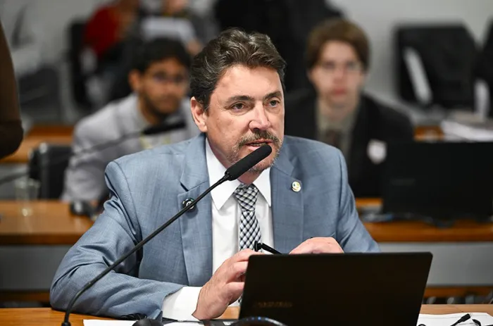Wilder Morais leu relatório de Flávio Bolsonaro favorável à proposta, que segue para a CCJ - Foto: Saulo Cruz/Agência Senado