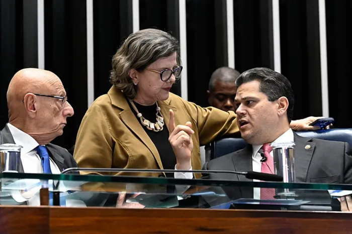 Autora do substitutivo, Teresa Leitão conversa com Davi Alcolumbre, observada por Esperidião Amin - Foto: Carlos Moura/Agência Senado