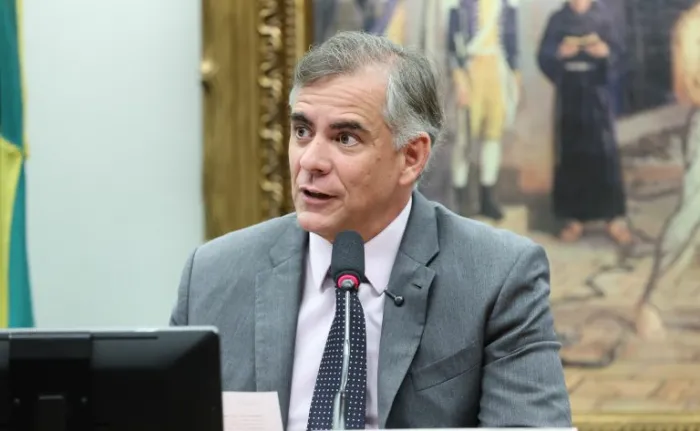 CCJ aprova propostas como fim da escala 6X1 e redução da maioridade penal no primeiro semestre