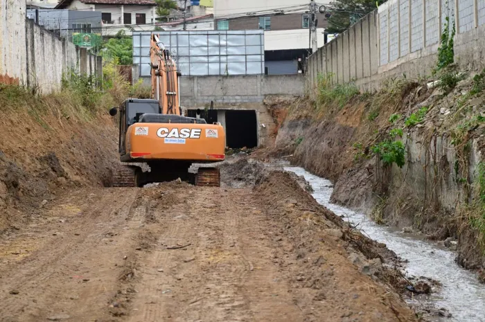Obras de drenagem avançam nas avenidas Caracas e Juracy Magalhães para solucionar alagamentos