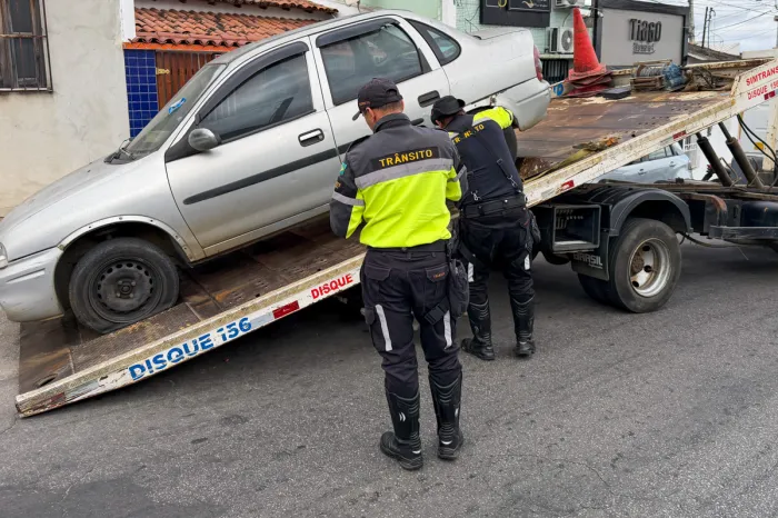 Simtrans realiza remoção de veículos abandonados para garantir segurança e organização das vias públicas