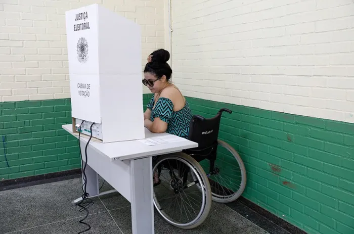 Cadeirante vota; este ano, TREs disponibilizarão transporte para pessoas com deficiência - Foto: Alejandro Zambrana/Secom/TSE