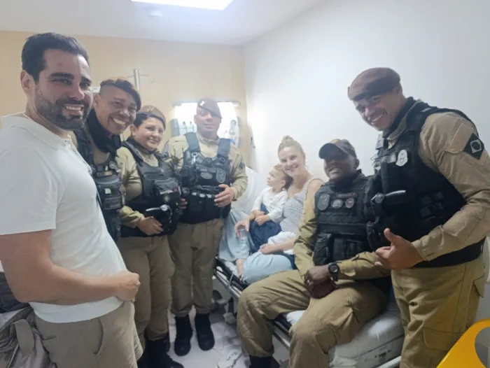 Guardas municipais socorrem menina de um ano e dois meses que se engasgou em Copacabana