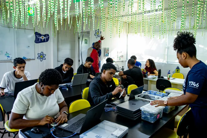 Jovens de 15 a 29 anos podem se inscrever em capacitações gratuitas para profissões do futuro. Crédito: Divulgação/Prefeitura