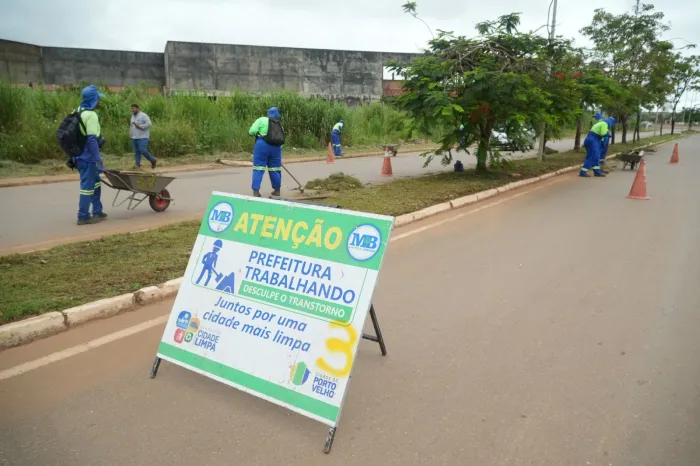 Equipes de limpeza atuaram em ruas, canteiros, praças, feiras e outros pontos de Porto Velho