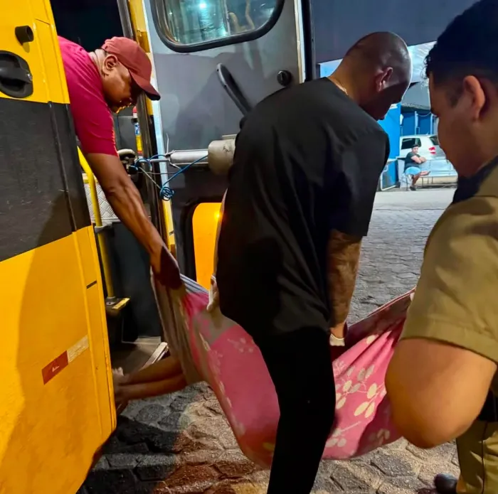Paciente foi retirado do ônibus de forma segura e encaminhado para atendimento na Policlínica Ana Adelaide
