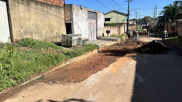 Equipes da Seinfra realizaram a recuperação do pavimento nas ruas Mamão, Melancia, Caju e Joaquim Martins