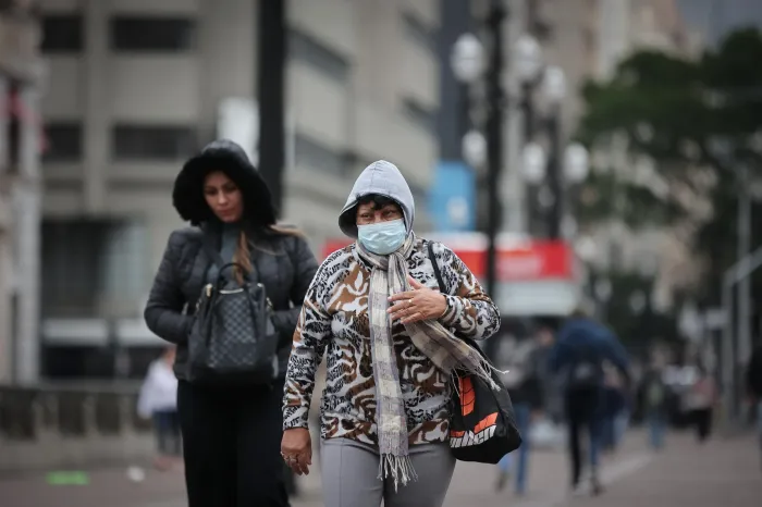 Roupas e agasalhos lideram a lista de produtos mais adquiridos durante o inverno, seguidos por bebidas e alimentos típicos da estação. Foto: Governo de SP